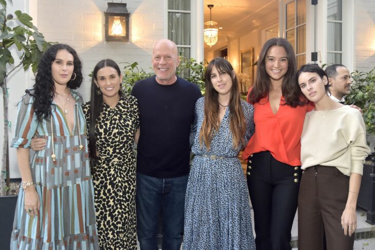 La familia de Bruce WIllis Inlcuso Demi Moore y Emma Heming junto al actor y sus hijas en una fotogrupal