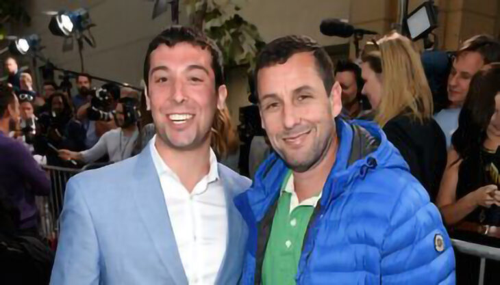 Hombre parecido a Adam Sandler y Adam Sandler