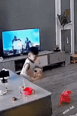 niño jugando y lanzando su juguete contra la television, descomponiéndola