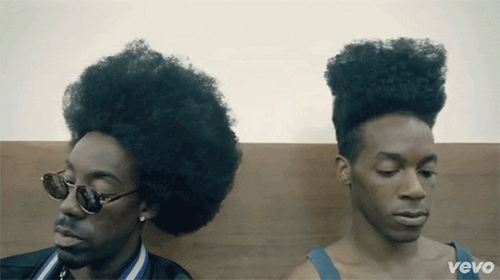 Cabello afro dos hombres cuyo cabello va cambiando de volumen