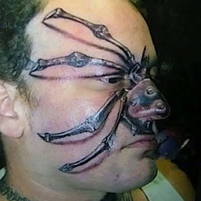 terrible tatuaje facial de araña