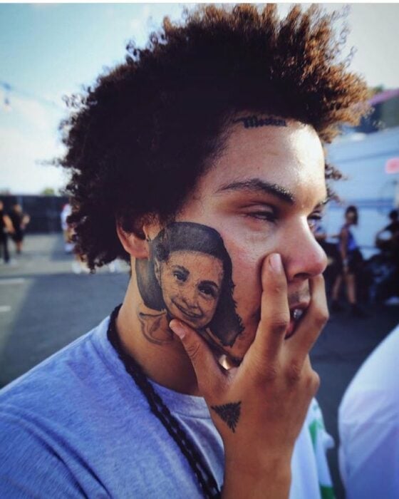 Tatuaje de Anna Frank en el rostro del rapero Gutierrez