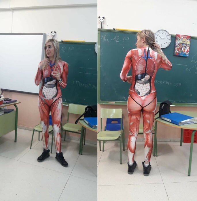 Profesora usando un bodysuit anatómico para su clase de anatomía