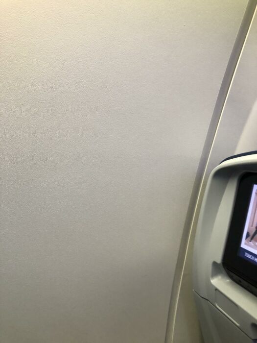 Asiento junto a la ventana en Delta Airlines no tiene una ventana