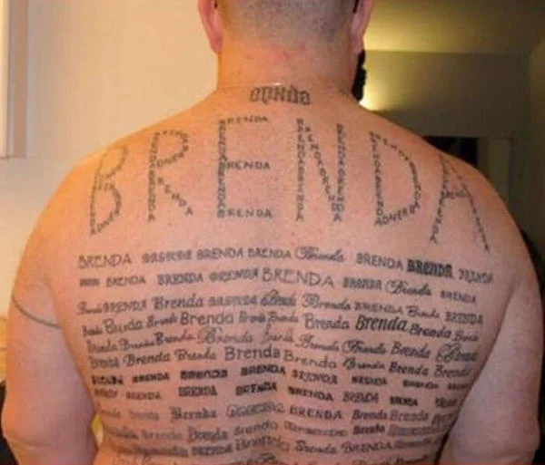 La espalda de un hombre tatuado con el nombre Brenda muchísimas veces