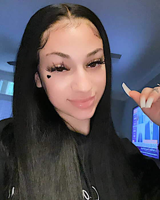 Bhad Bhabie Danielle Bragioli de negro cabello largo selfie