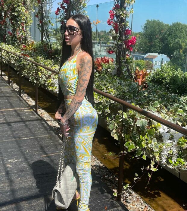 Bhad Bhabie de vestida floralmente en el jardín bajo el sol lentes oscuras