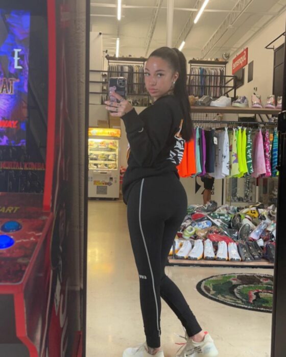 Bhad Bhabie tomándose selfie con ropa deportiva pants negros cabello recogido