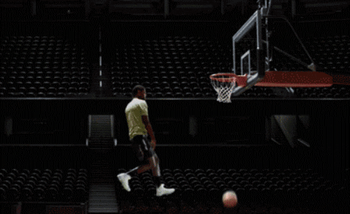 basquetbolista saltando para hacer una canasta se mueve en cámara lenta hasta que se desespera y encestacosas que no podemos hacer en nuestros sueños Realizar movimientos veloces o fluidos
