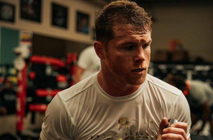 Canelo Álvarez en camiseta blanca en el gimnasio enmedio del entrenamiento