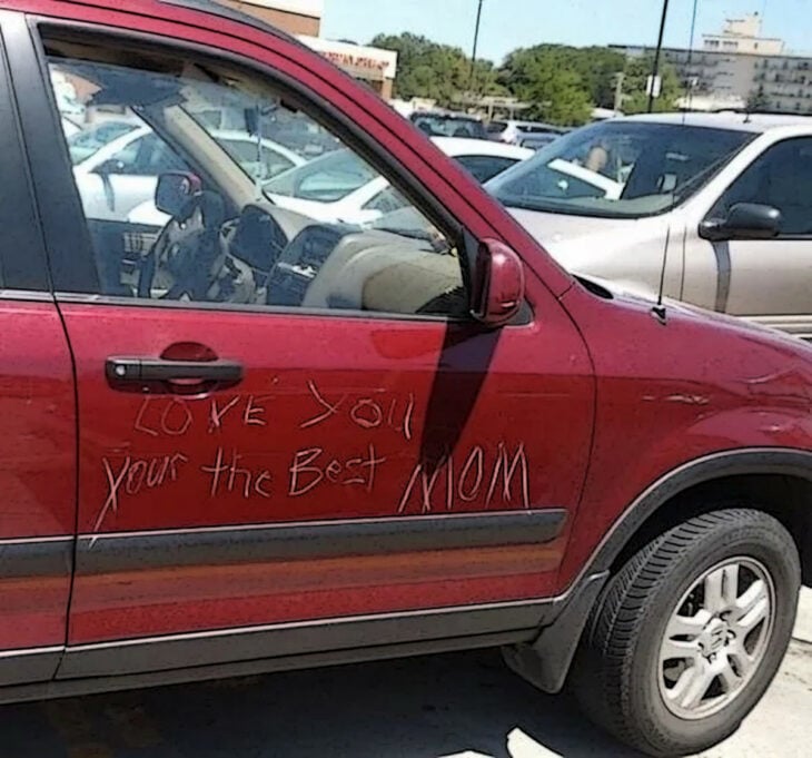 Auto de la mejor mama carro rayado con las palabras I love you mom you are the best mom ever te amo mamá eres la mejor mamá de todas