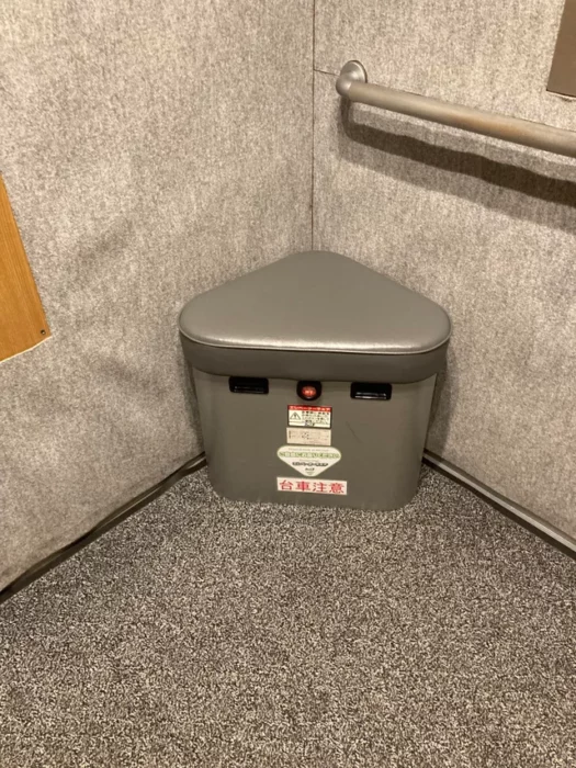 banño y refrigrerador en elevador japonés en caso de emergencia