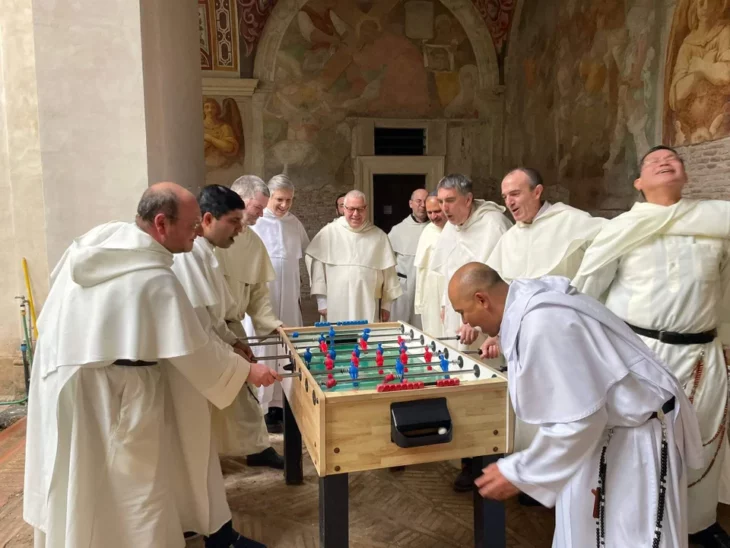 Concilio romano monjes romanos clérigos jugando futbolito