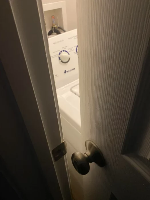 Lavadora vibró hasta llegar a bloquear la puerta del cuarto de lavado puerta entreabierta lavadora