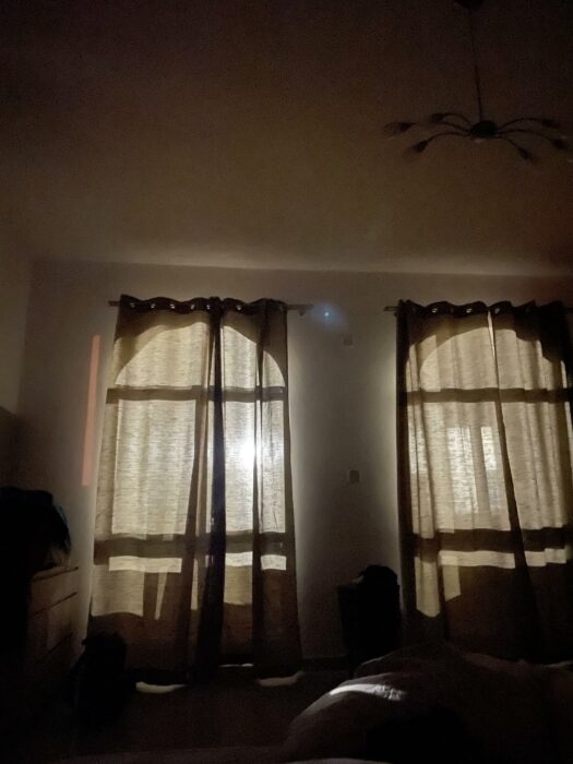 Vecinos compartiendo sus luces en el dormitorio a las dos de la madrugada 2 a.m.