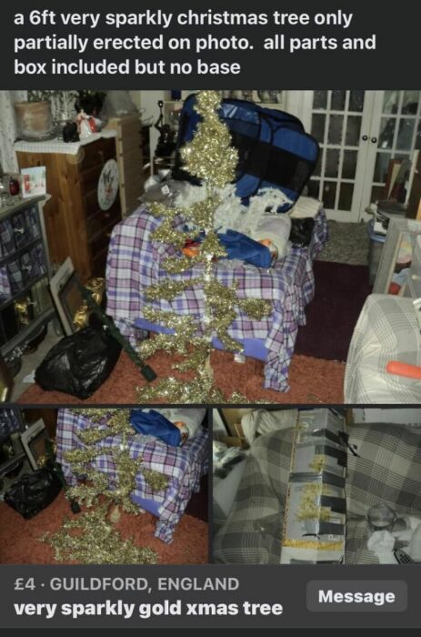 Árbold e navidad dorado famélico frente a una cama siendo vendido en FB marketplace