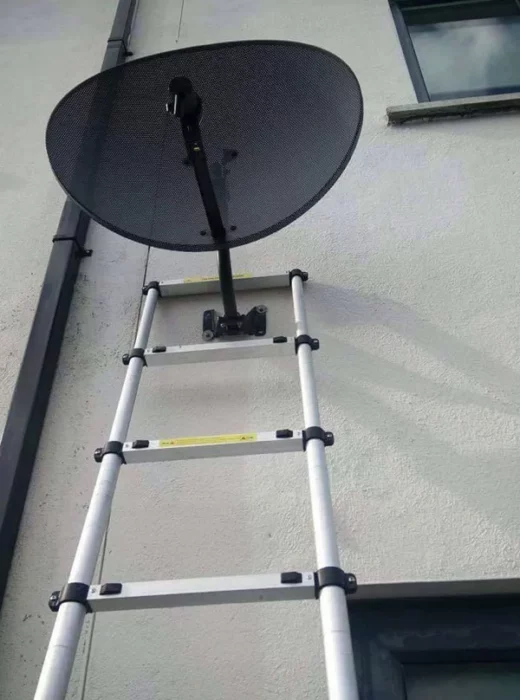 Antena instalada con la escalera que se usó para subir aún puesta a través del travesaño