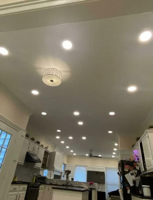Distribución de luces irregular en una cocina