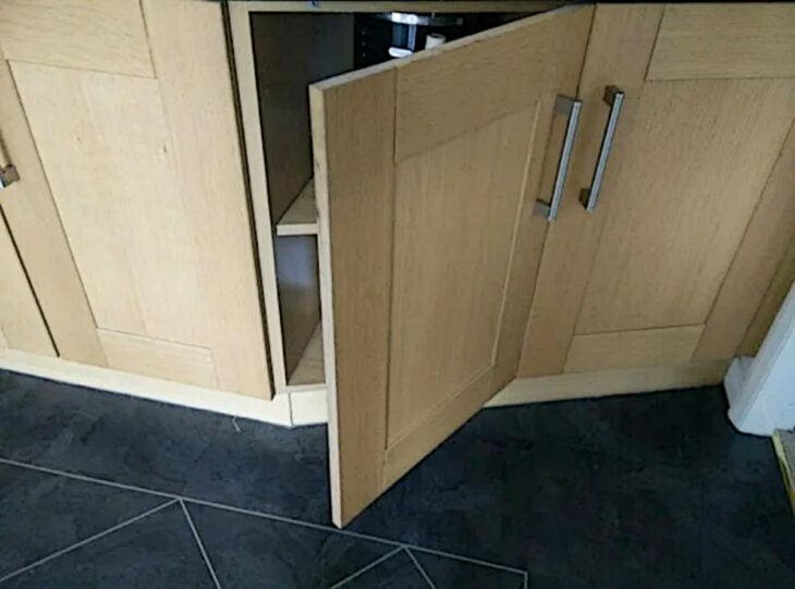 Puerta de la cocina con la bisagra instalada del mismo lado del artilugio para asirla