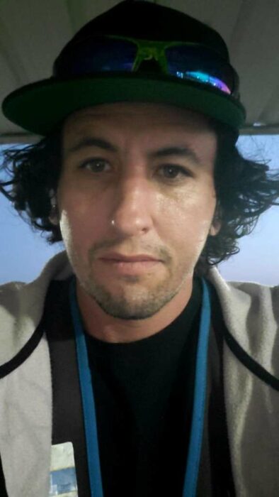 Hombre parecido a Adam Sandler