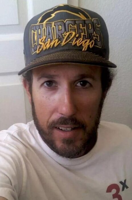 Hombre parecido a Adam Sandler