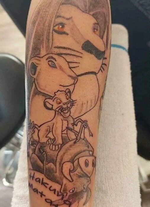 Hakuna matata horrible ntatuaje con los personajes del rey león SImba Nala Timón y Pumba