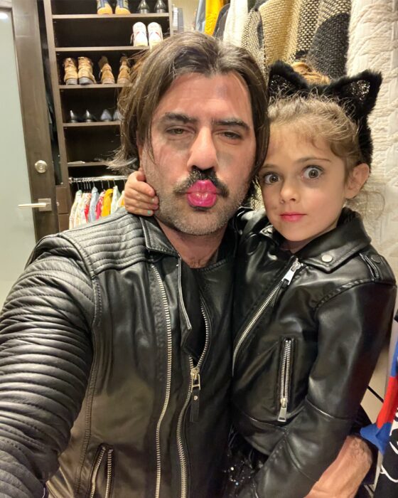 niña disfrazada de Gatúbela catwoman junto con su papá que hace juego