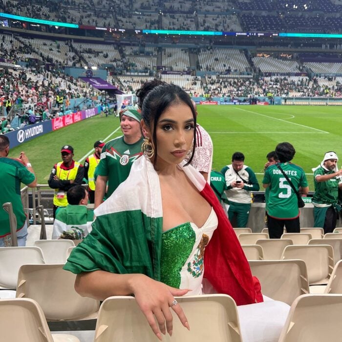 Jenny Martínez vistiendo inapropiadamente pero muy bien en Qatar 2022 estadio con vestido que usa el escudo y la bandera nacionales