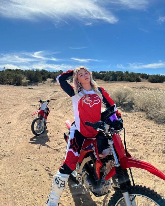tiktoker tiktok influencer instagram Katie Sigmond en una motocicleta roja blanca y negra en el desierto
