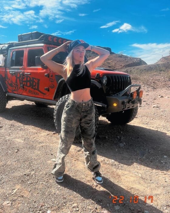 Katie Sigmond frente a jeep en el desierto