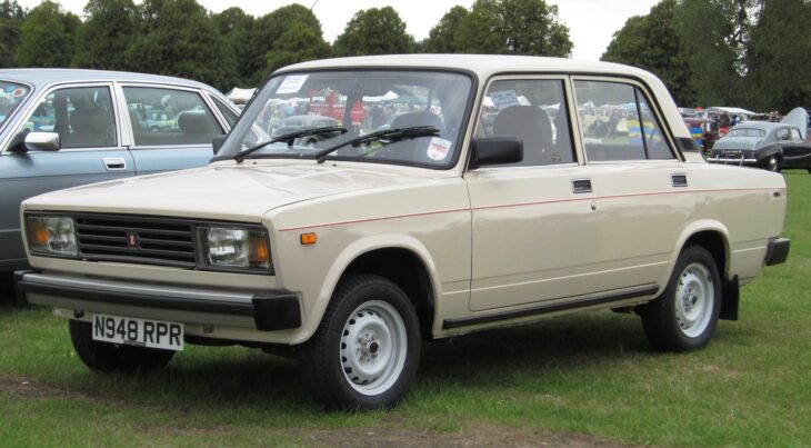 Lada Riva vehículo soviético auto blanco vintage sobre el pasto