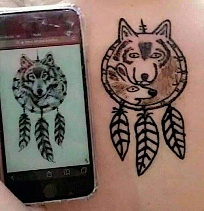tatuaje de atraspasueños con lobo
