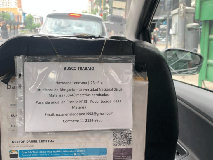 Currículum vitae CV de Nazarena Ledesma en el taxi de su papá donde lo colgó para conseguir trabajo