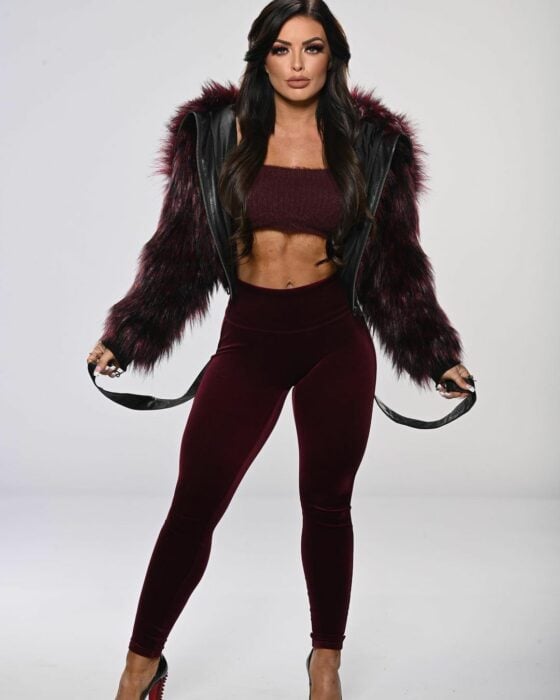 Mandy Rose luchadora modelo en ropa deportiva pants y top saco peludo