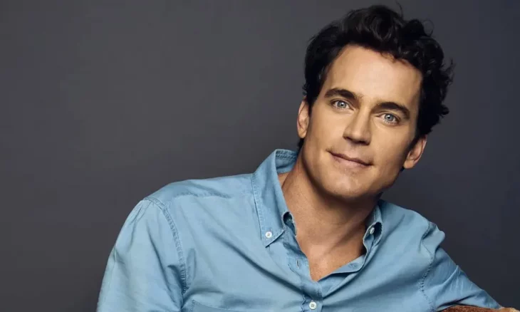 Mat Bomer no pudo ser superman porque es gay fotografía sonriendo camisa azul