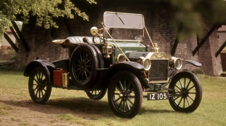 El Modelo T de Ford en un campo foto coloreada