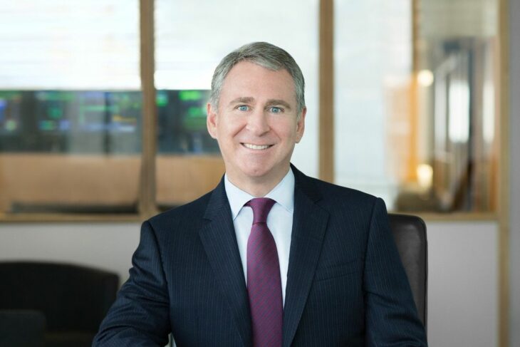 Ken Griffin dueño y ceo director ejecutivo de citadel sonriendo de traje negro y corbata en una oficina