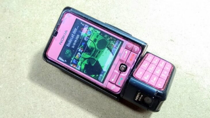 Nokia 3250 rosa a mitad de uno de sus giros promocionales de 90 grados de su teclado respecto a la pantalla
