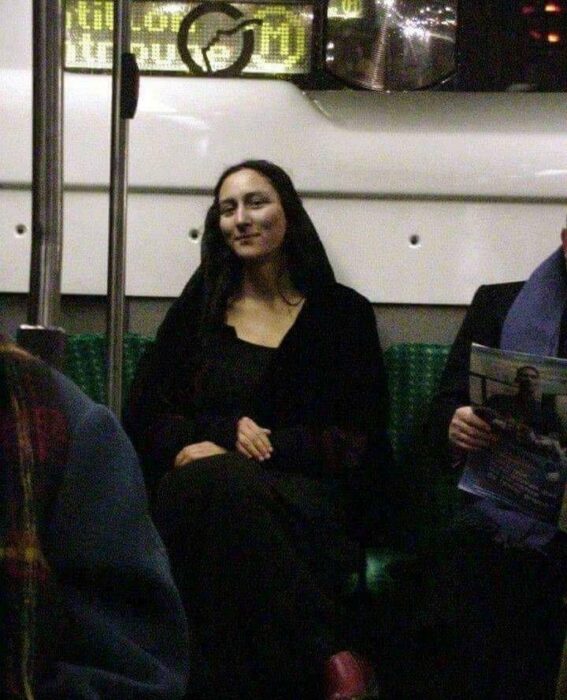 Mujer en el metro recuerda a la Mona Lisa GIoconda 