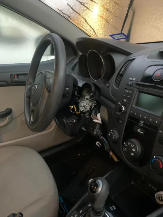 Interior de un auto que intentaron robar el mecanismo de la llave está abierto destriparon el volante