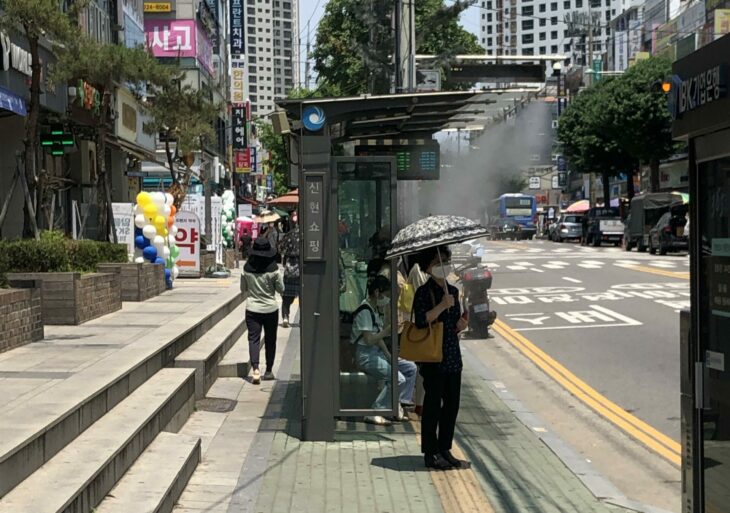 Parada de autobús con atomizador refrigerante integrado para contrarrestar el calor del verano en china