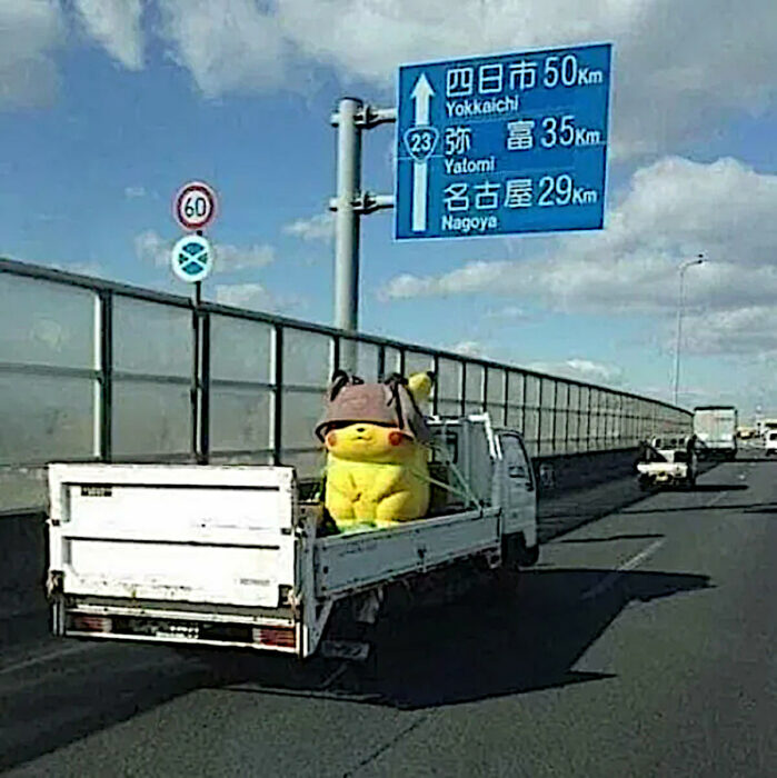 Pikachu cambiando de domicilio una estatua de Pikachu siendo llevada en la parte trasera de un camión