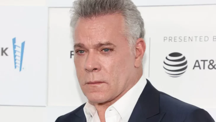 Ray Liotta con cara de pocos amigos en sesión de fotos