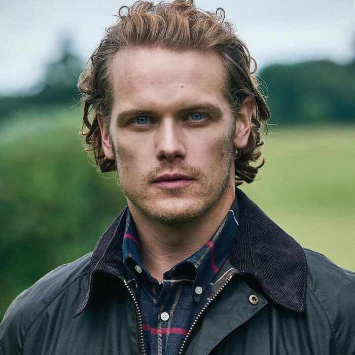 Sam Heughan retrato de frente chaqueta y camisa