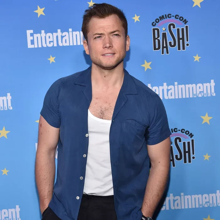 Taron Egerton n camisa azul y camiseta blanca