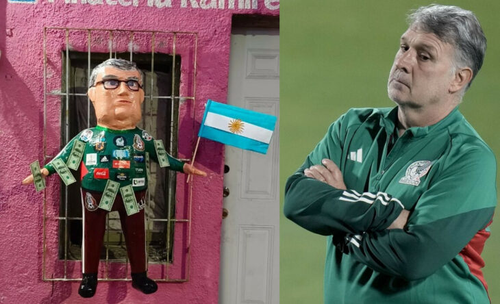 Piñata de Tata Martino con una bandera Argentina y el Tata Martino en uniforme de México cruzado de brazos en la cancha