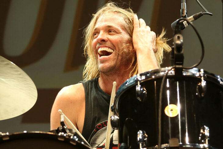 Taylor hawkins sonriendo mientras está con su batería