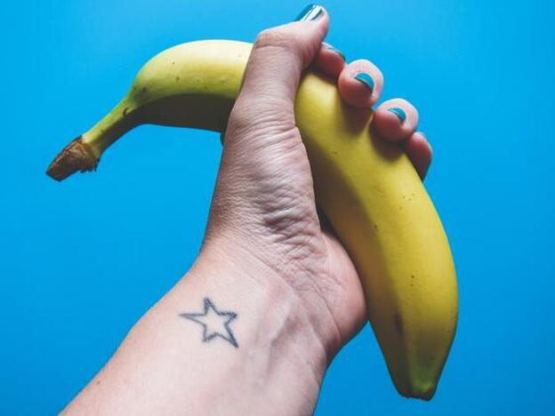 Mano sosteniendo un plátano