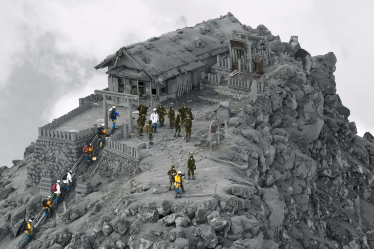 Templo japonés cubierto de cenizas tras la erupción del monte ontake