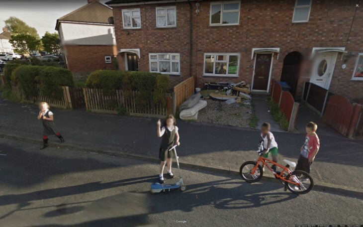 Google Maps fotografía niños jugando y niña en monopatín haciendo gesto grosero